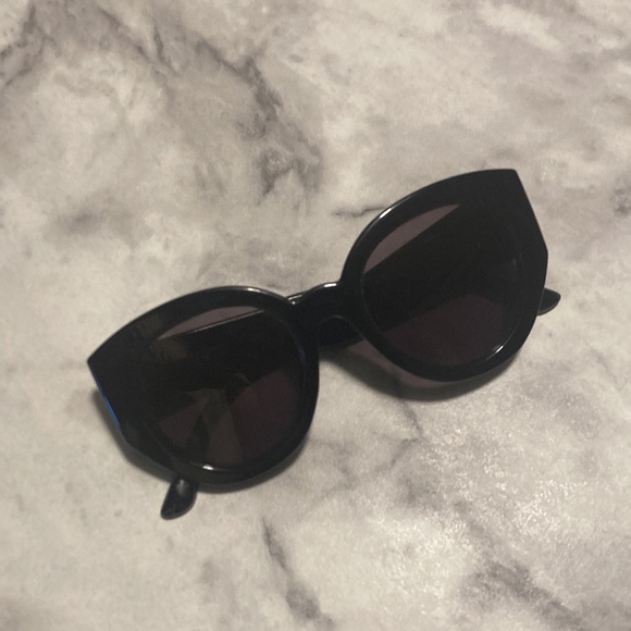 Betsy Johnson - Picture 2 of 16